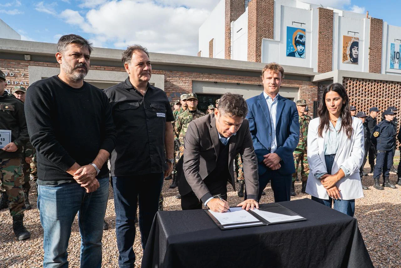 Visita-Kicillof-al-Maradona-14